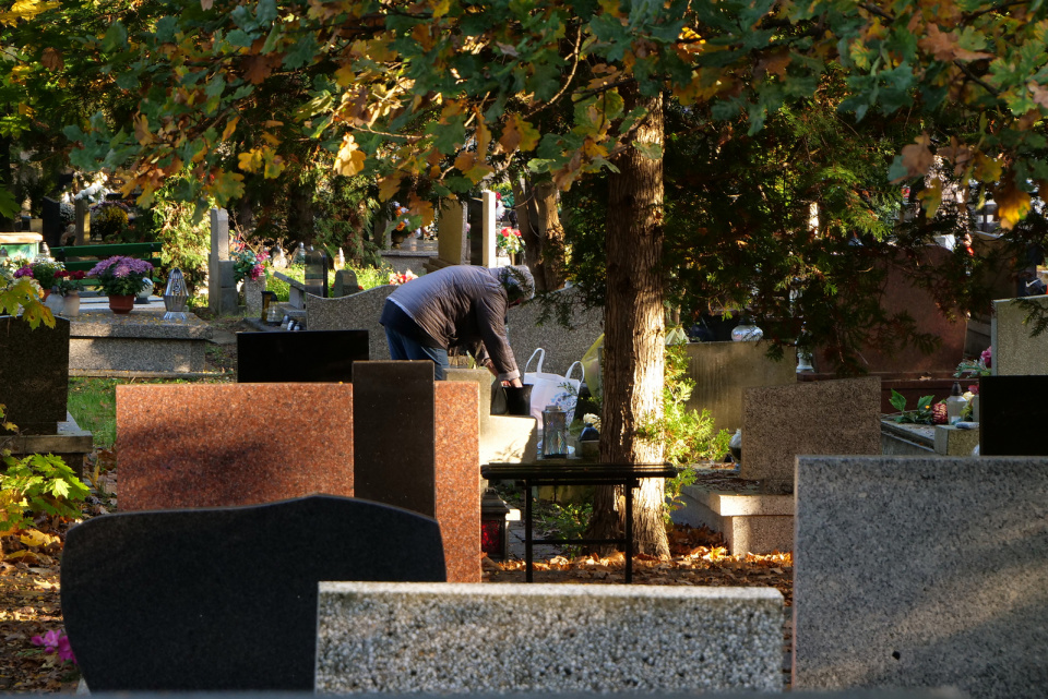 Sprzątanie na cmentarzu [fot. Marcin Boczek]