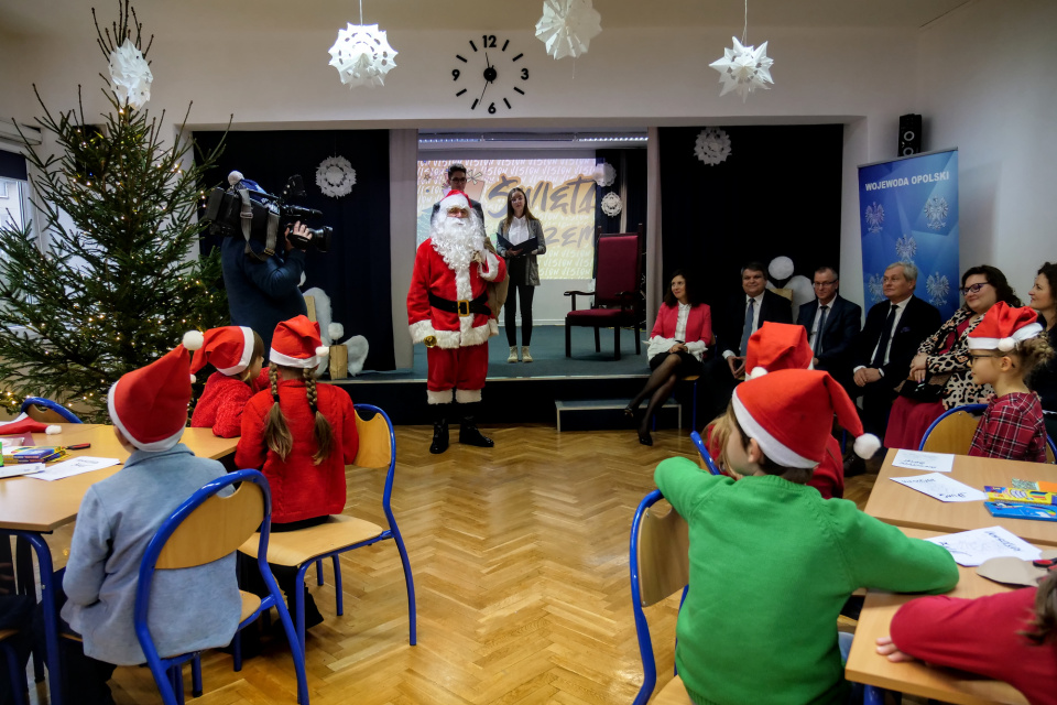 Święty Mikołaj spotkał się z ukraińskimi dziećmi ze szkół podstawowych [fot. Maciej Marciński]