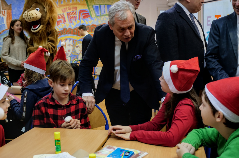 Święty Mikołaj spotkał się z ukraińskimi dziećmi ze szkół podstawowych [fot. Maciej Marciński]