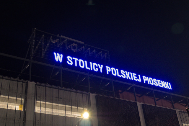 Wielki napis Witamy w stolicy polskiej piosenki z usterką. Świeci połowicznie, czasem w dzień