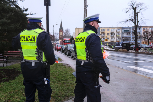 Nie mieli uprawnień do kierowania pojazdami i byli pijani. Mimo to wsiedli za kierownicę