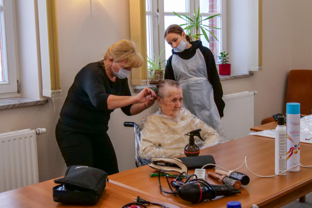 Dzień SPA w opolskiej Betanii. Uczennice zadbały o fryzury pacjentów hospicjum [ZDJĘCIA]