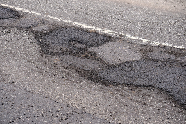 ZDW w Opolu łata ubytki w drogach, a kierowcy wypatrują dziur