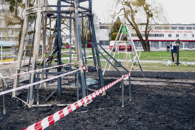 Opole: podejrzany o podpalenie placu zabaw przy Nysy Łużyckiej zatrzymany. To recydywista