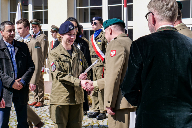 Zielono od... mundurów. Młodzi leśnicy i wojskowi z Tułowic odebrali dyplomy ukończenia szkoły średniej [ZDJĘCIA, FILM]