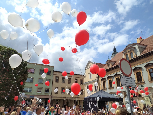 Kluczborskie przedszkolaki wypuściły do nieba balony z okazji 770-lecia miasta