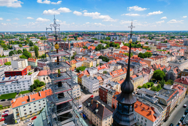 Opole: na wieżę katedry wrócił krzyż zniszczony przez wichurę