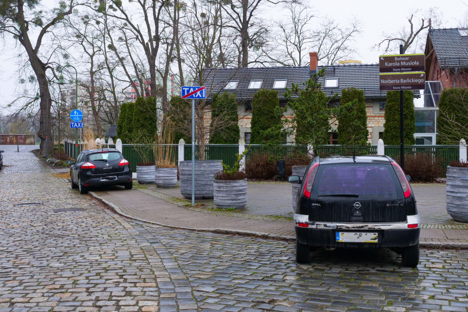 Postój taksówek przy ulicy Barlickiego w Opolu [fot. Marcin Boczek]