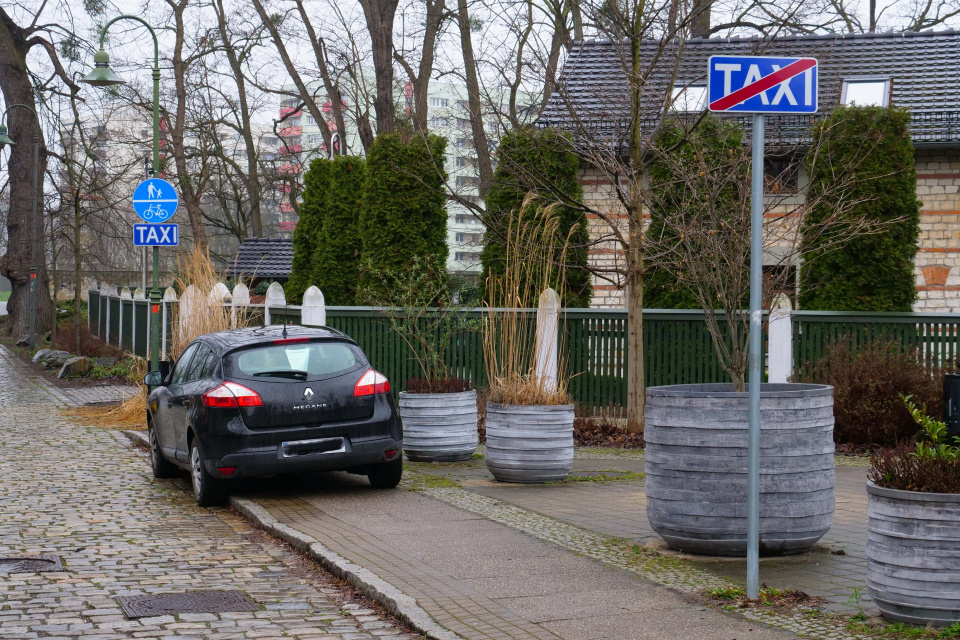 Postój taksówek przy ulicy Barlickiego w Opolu [fot. Marcin Boczek]