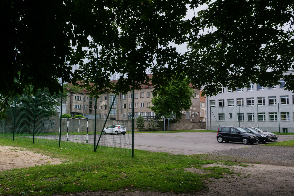 Boisko szkolne przy Zespole Szkół Ekonomicznych w Opolu [fot. Adam Dubiński]