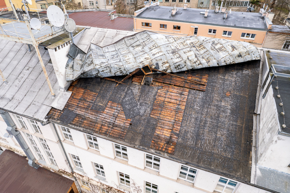 Uszkodzony dach na budynku Radia Opole [fot. Adam Dubiński]