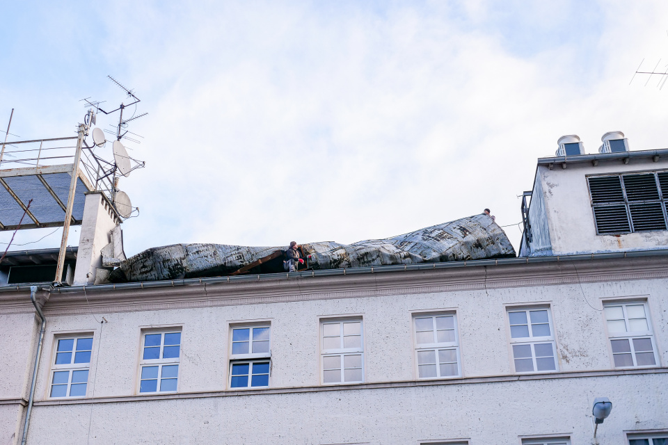 Uszkodzony dach na budynku Radia Opole [fot. Adam Dubiński]