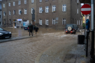 Ewakuacja w Głuchołazach. Woda przelała się przez wały i dostała na rynek [fot. Marcin Boczek]