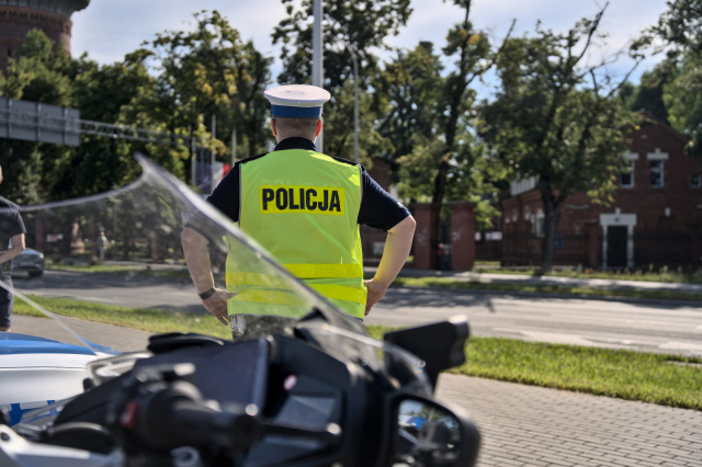 Jechał motocyklem po chodniku. Był nietrzeźwy