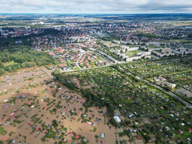 Częściowa ewakuacja szpitala w Nysie z użyciem pontonów. Kolejne utrudnienia w mieście [AKTUALIZACJA]