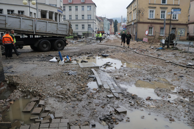 Krajobraz po dramacie w Głuchołazach. Nawet starsi mieszkańcy nie pamiętają takiej wody [ZDJĘCIA]