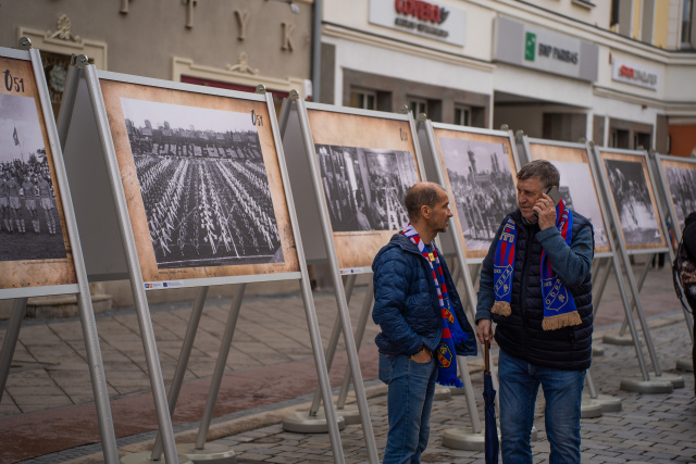 85 lat stadionu przy Oleskiej. Okolicznościowa wystawa na rynku w Opolu