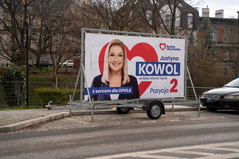 Mobilne banery z plakatami wyborczymi [fot. Jarosław Madzia]