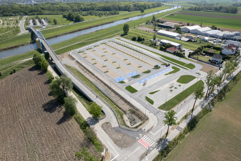 Bezpłatny Parking - Centrum Przesiadkowe Opole Południe pomieści prawie 350 aut w tym 4 elktrycznie i 8 autokarów. [fot. Sławomir Mielnik]