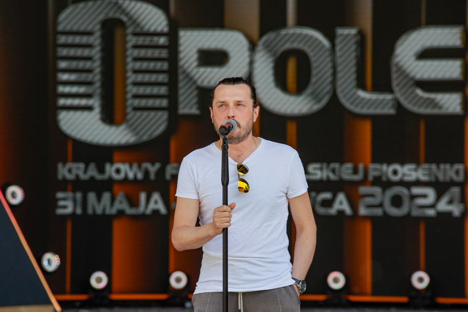 Piotr Cugowski w trakcie prób przed 61. KFPP, koncert "Zakochani są wśród nas" [fot. Sławomir Mielnik]