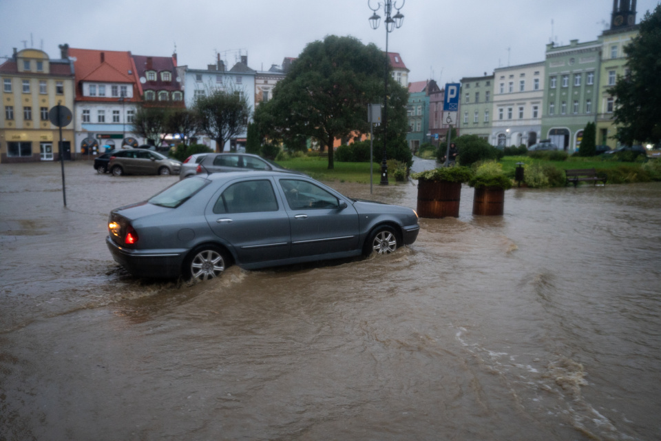 Ewakuacja w Głuchołazach. Woda przelała się przez wały i dostała na rynek [fot. Marcin Boczek]