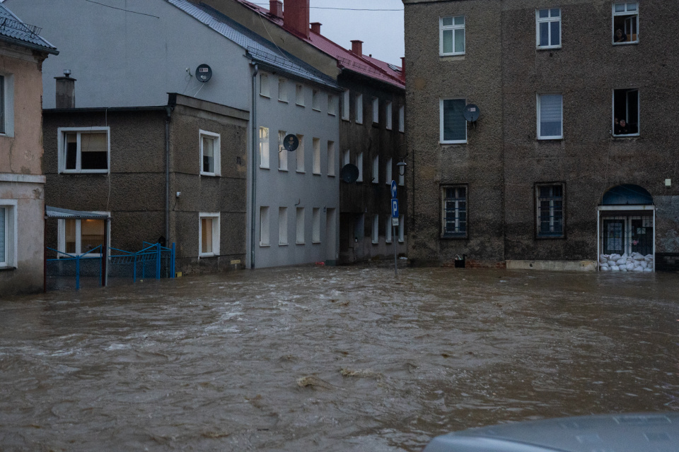 Ewakuacja w Głuchołazach. Woda przelała się przez wały i dostała na rynek [fot. Marcin Boczek]