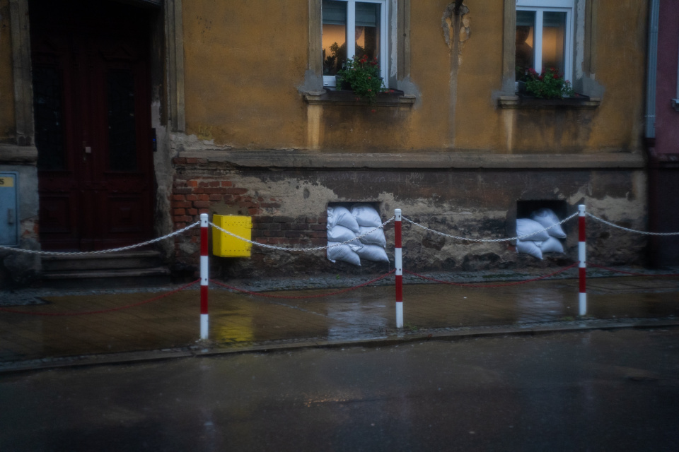 Ewakuacja w Głuchołazach. Woda przelała się przez wały i dostała na rynek [fot. Marcin Boczek]