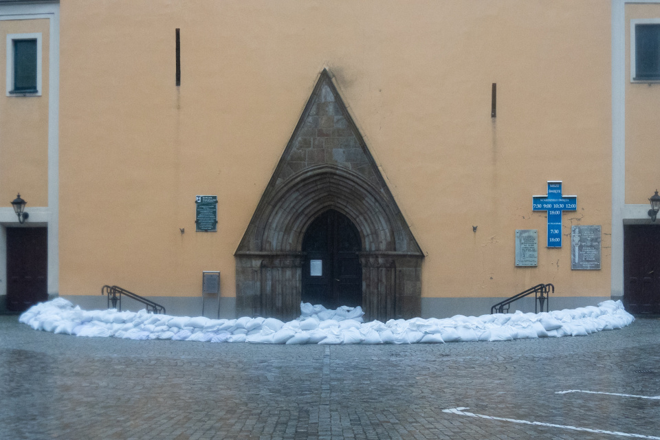 Ewakuacja w Głuchołazach. Woda przelała się przez wały i dostała na rynek [fot. Marcin Boczek]