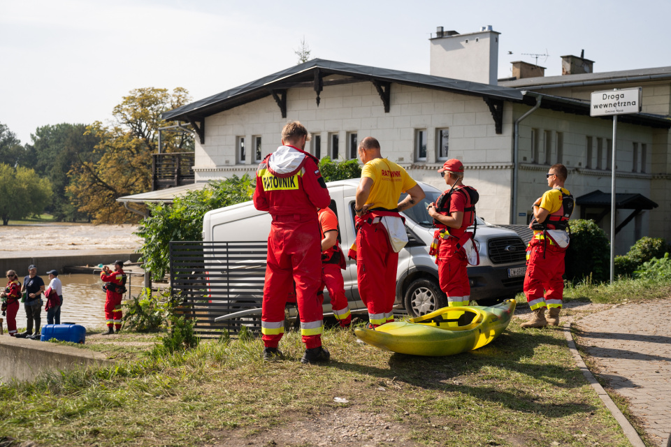 Służby ratownicze walczą ze skutkami powodzi w Nysie, 17.09.24. [fot. Marcin Boczek]