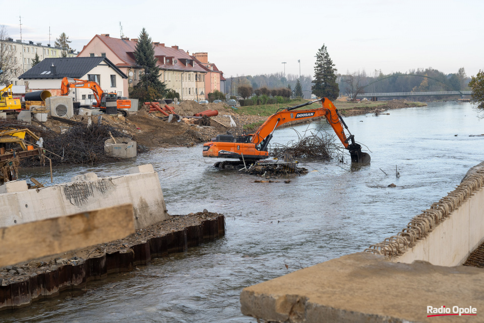 Prace w korycie rzeki [fot. Adam Dubiński]