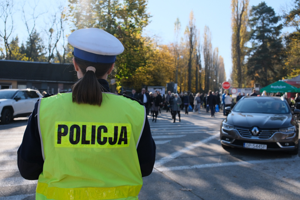 Policja na cmentarzu na Półwsi [fot. Wanda Kownacka]