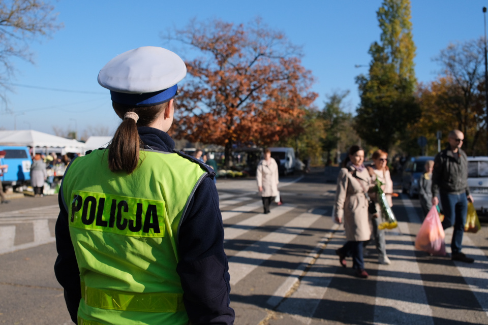 Policja na cmentarzu na Półwsi [fot. Wanda Kownacka]