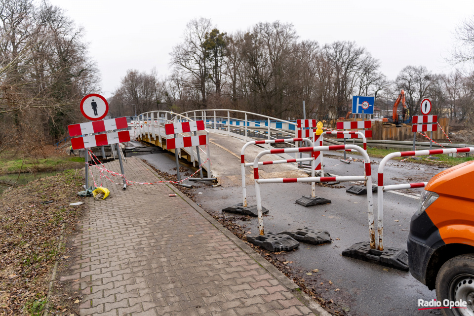 Tymczasowa kładka na uszkodzonym moście na DK45 nad Osobłogą [fot. Adam Dubiński]