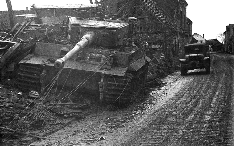 Uszkodzony PzKpfw VI Tiger, zdjęcie z 26 lutego 1945 roku [Elmer Gray, U.S. Army Photo,commons.wikimedia.org]