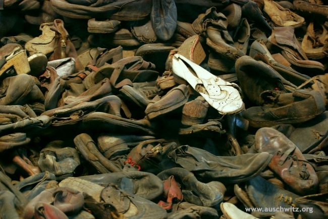 Buty należące do deportowanych na zagładę do Auschwitz [fot. Paweł Sawicki, archiwum Muzeum Auschwitz-Birkenau]