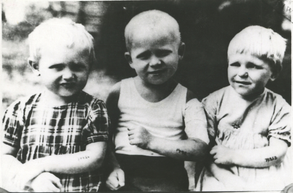 Dzieci oświęcimskie, wśród nich Grisza - bohater reportażu [Źródło: archiwum Państwowego Muzeum Auschwitz-Birkenau]