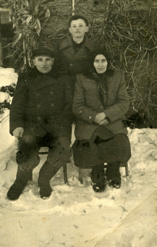 Władysław Semkowski z rodzicami, Antoniną i Józefem w Brykuli Starej,1958 [fot. archiwum prywatne Władysława Semkowskiego]r