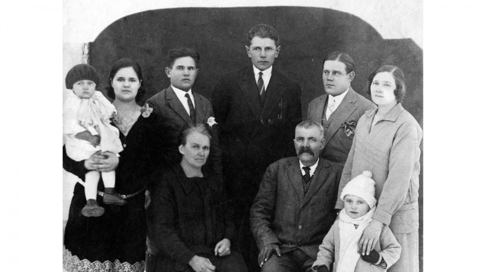 Zdjęcie rodziny z archiwum bohatera reportażu "No i tak potoczyła się historia"