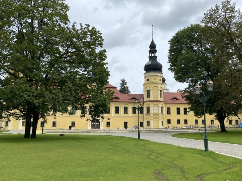 Pałac w Żyrowej, jeden z największych barokowych pałaców Opolszczyzny, widziany od strony przypałacowego parku [fot. Beata Wielgosik]