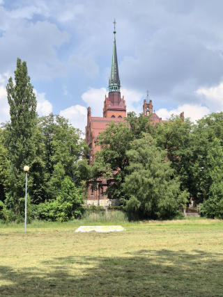 Kościół pw. Matki Boskiej Nieustającej Pomocy od strony ścieżki edukacyjnej przy stawku w Nowej Wsi Królewskiej [fot. Barbara Tyslik]