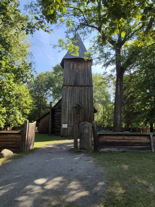 Kościół z Gręboszowa zbudowany z bali modrzewiowych w 1613 r. [fot. Barbara Tyslik]