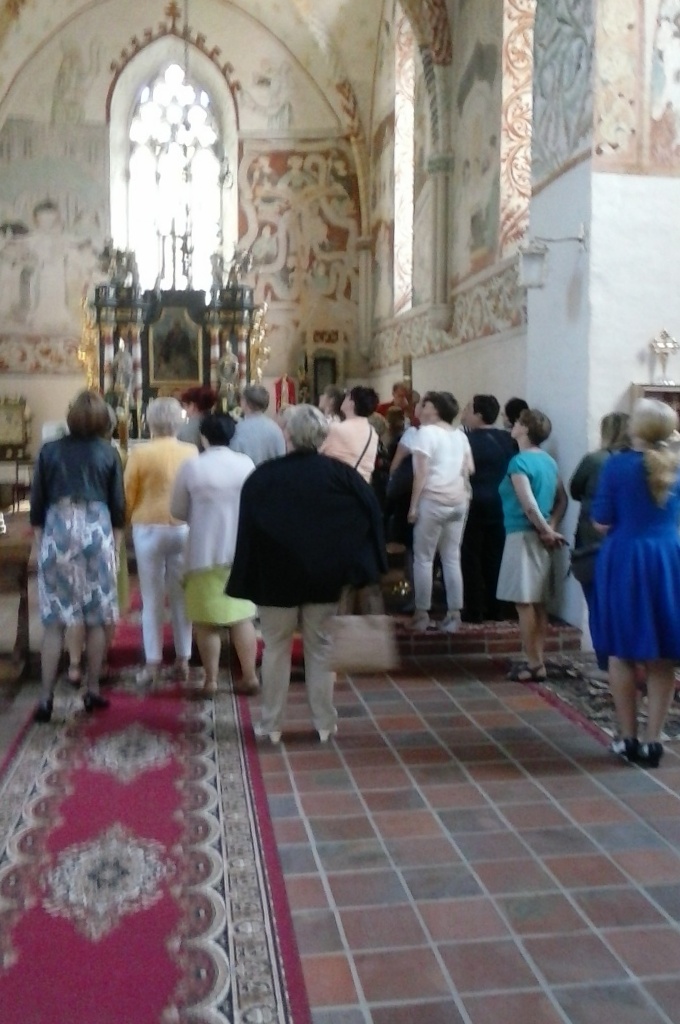 Turyści w małujowickim kościele [fot. Barbara Tyslik]