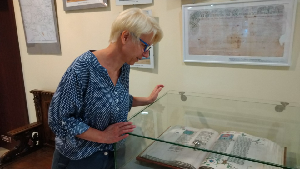 Dr Barbara Piechaczek prezentuje kopię "Księgi praw miejskich Głubczyc", XV-wieczny rękopis [fot. Barbara Tyslik]