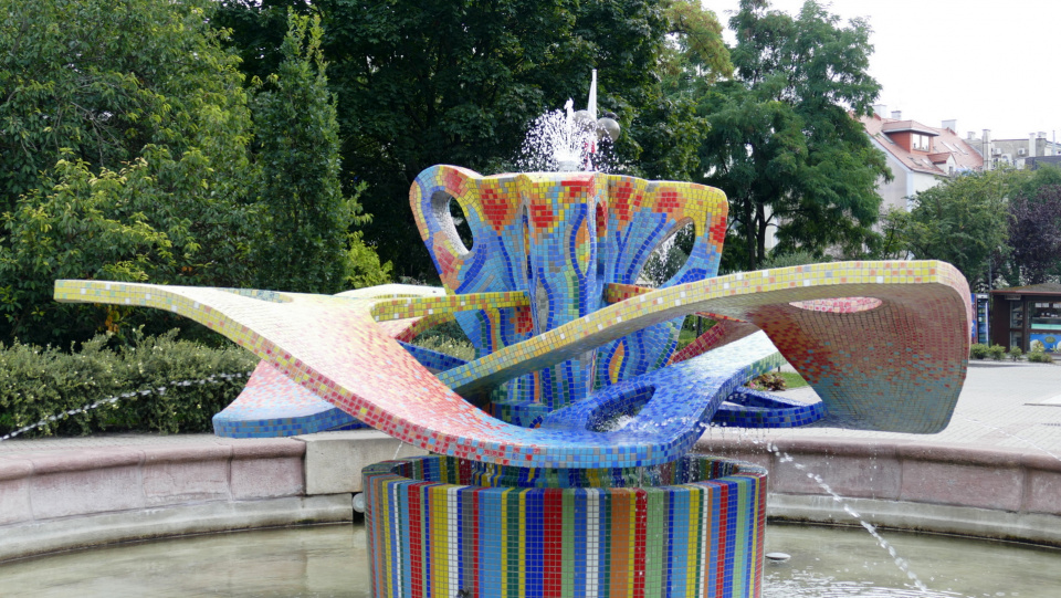 "Kolorowa fontanna" na Placu Wolności zaprojektowana przez architekta Floriana Jesionowskiego [fot. Barbara Tyslik]