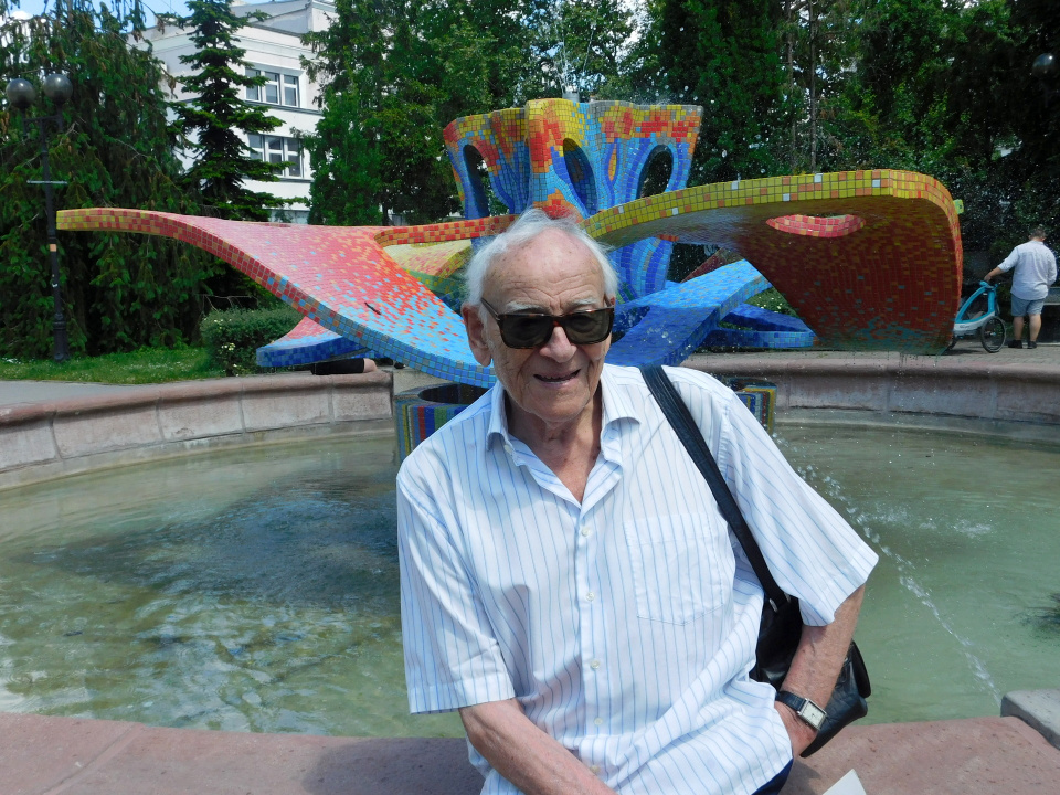 Andrzej Hamada przy fontannie na Placu Wolności [fot. Barbara Tyslik]
