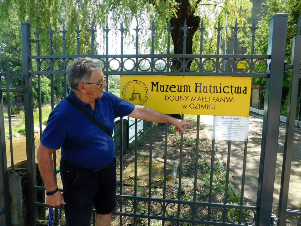 Marek Musiał przed bramą do Muzeum Hutnictwa [fot. Barbara Tyslik]