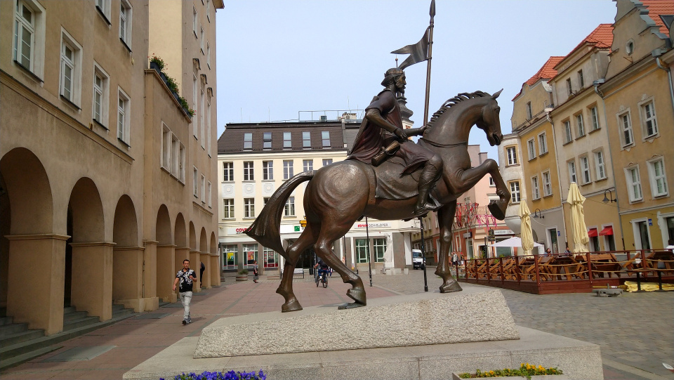 Pomnik księcia Kazimierza I Opolskiego autorstwa Wita Pichurskiego na opolskim Rynku [fot. Barbara Tyslik]