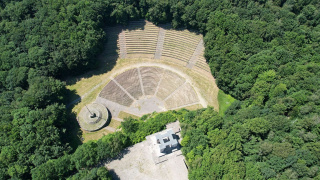 Amfiteatr i pomnik Czynu Powstańczego z lotu ptaka [fot. archiwum Zespołu Opolskich Parków Krajobrazowych]