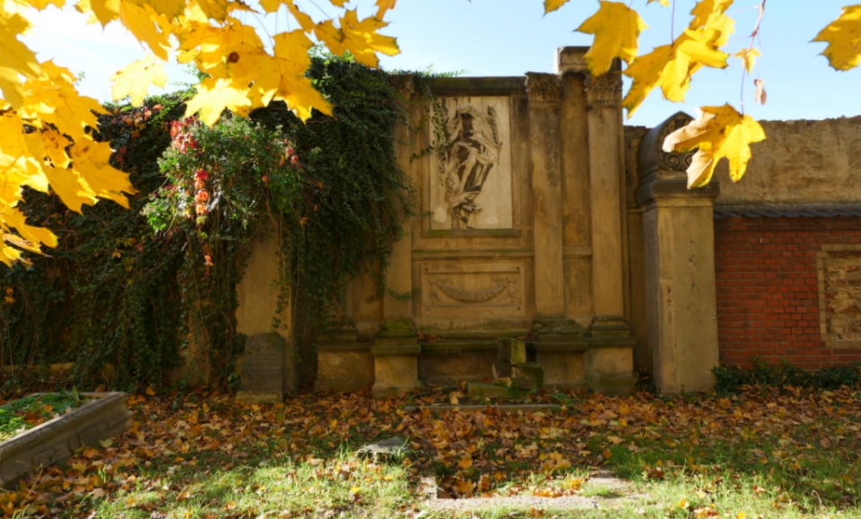 Zabytkowy grobowiec na cmentarzu przy ul. Wrocławskiej [fot. Barbara Tyslik]