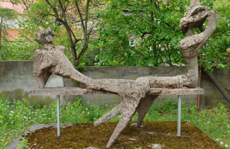 Rzeźba Tadeusza Wencla "Plaża", zwana też przez opolan "Ławeczką", za krytą pływalnią przy ul. Ozimskiej [fot. Barbara Tyslik]
